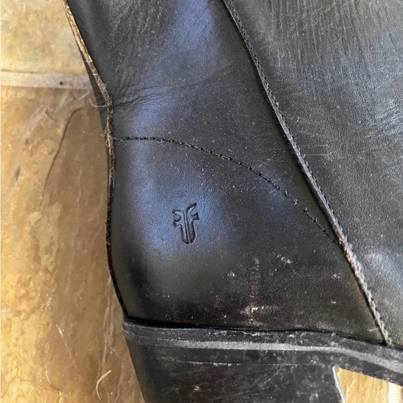 🍃💕NIB FRYE Karen Ankle Zip Distressed Black Leather Bootie Size US 9 - Picture 6 of 12